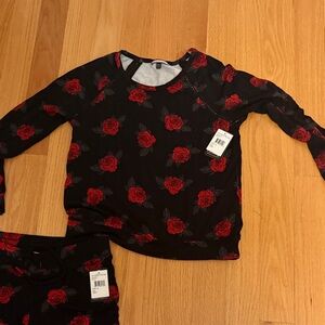 NWT-Black and Red Rose Print Pajama Set, size Medium
